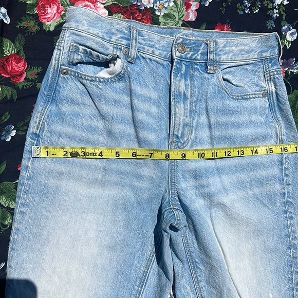 American Eagle Mom Jeans light wash distressed denim size 4 - Picture 8 of 9